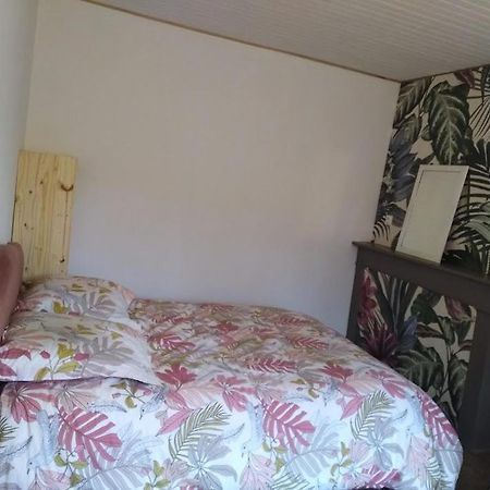 Appartement Cozy Dans Maison Privee Tauves Buitenkant foto